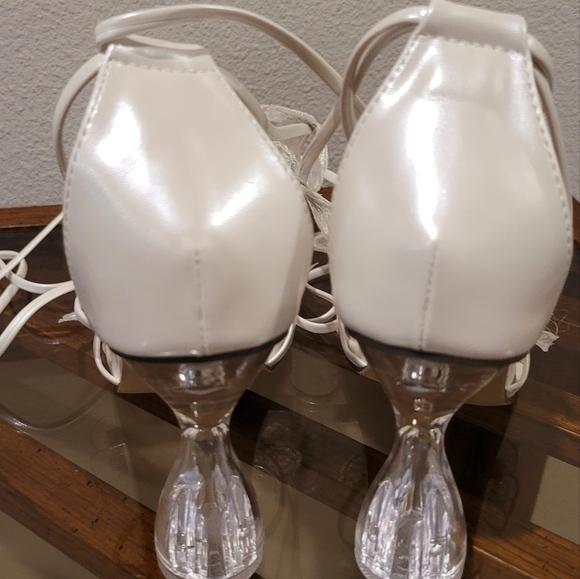 Elegant White Lace-Up Women's Sandals - Picture 6 of 8